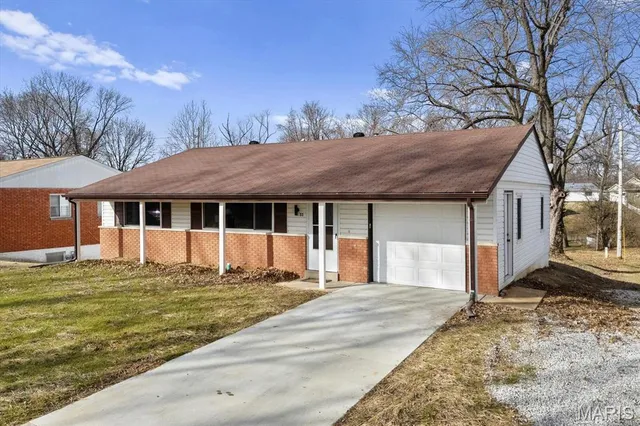 $189,900 | 33 Potomac Drive, Fairview Heights, IL 62208