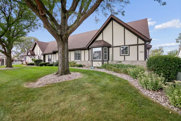 $259,900 | 1880 Willow Cir Drive, Crest Hill, IL 60403