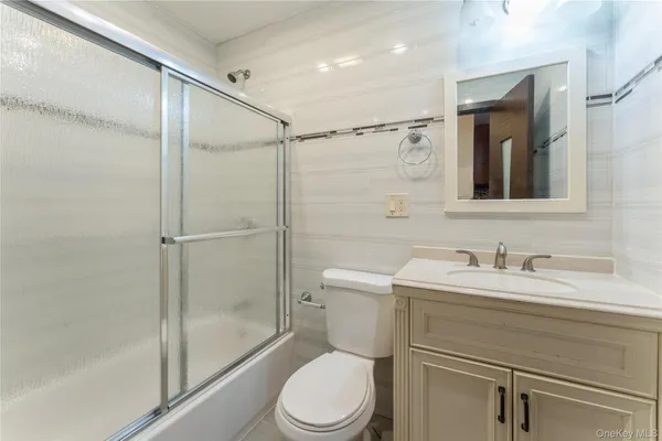 $3,200 | 228-20 Edgewood Avenue, Unit A | Brookville
