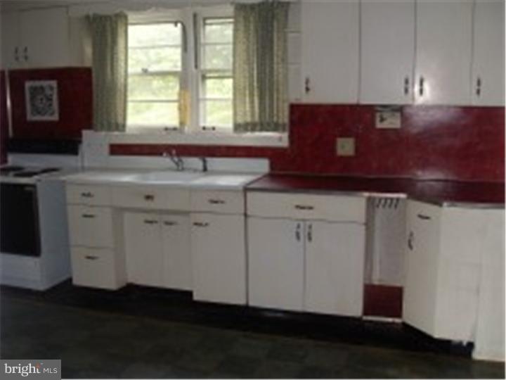 209 Parkside Avenue Reading, PA 19607 - Photo 11 of 19 Kitchen