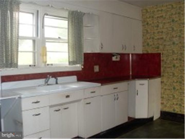 209 Parkside Avenue Reading, PA 19607 - Photo 12 of 19 Kitchen