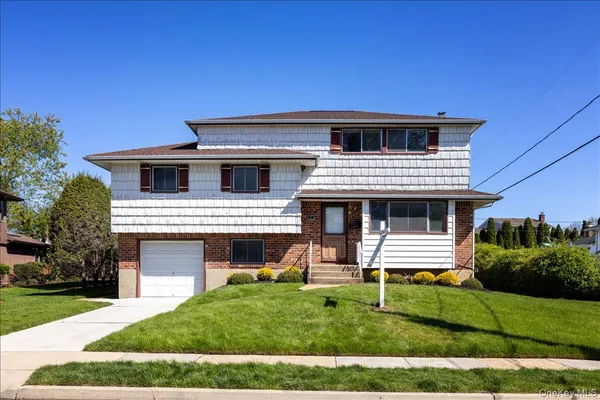 $899,000 | 24 Roxbury Avenue, Plainview, NY 11803
