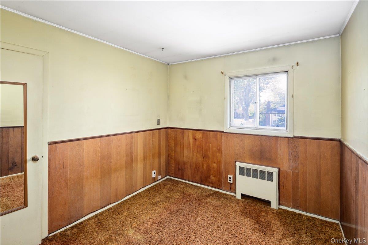 24 Roxbury Avenue Plainview, NY 11803 - Photo 13 of 36