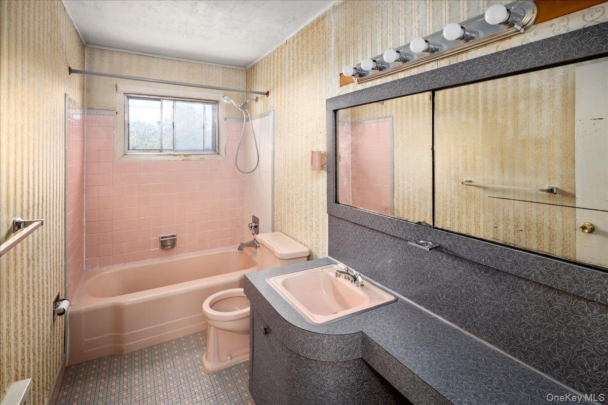 24 Roxbury Avenue Plainview, NY 11803 - Photo 16 of 36