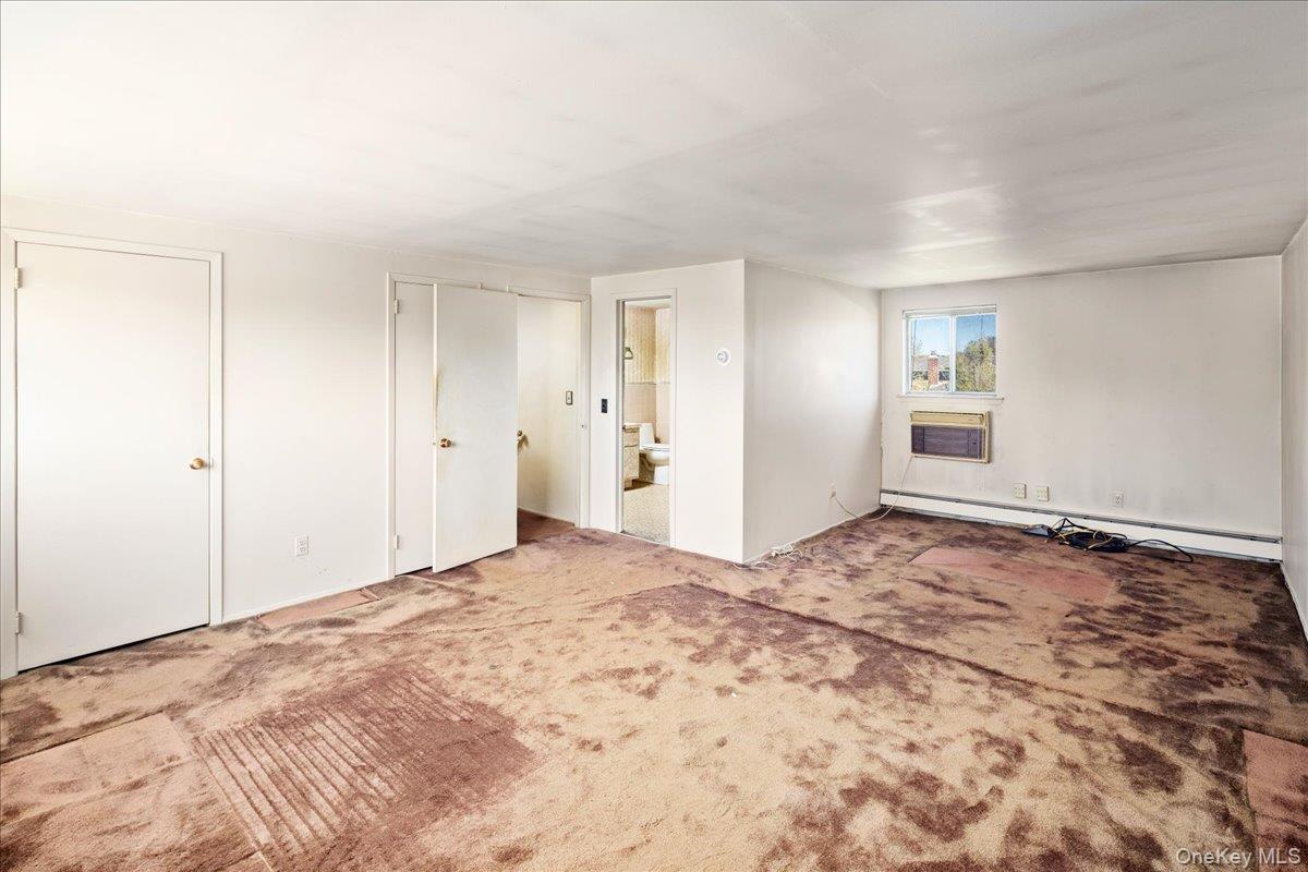 24 Roxbury Avenue Plainview, NY 11803 - Photo 18 of 36
