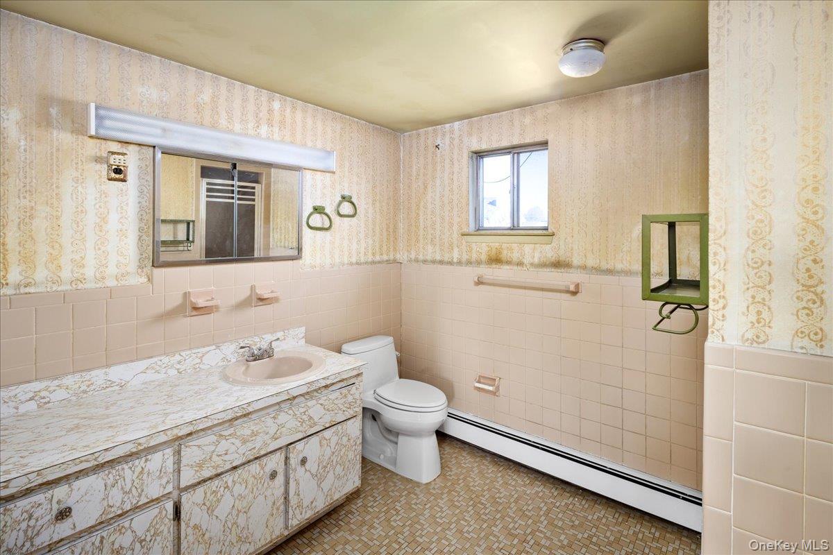 24 Roxbury Avenue Plainview, NY 11803 - Photo 19 of 36