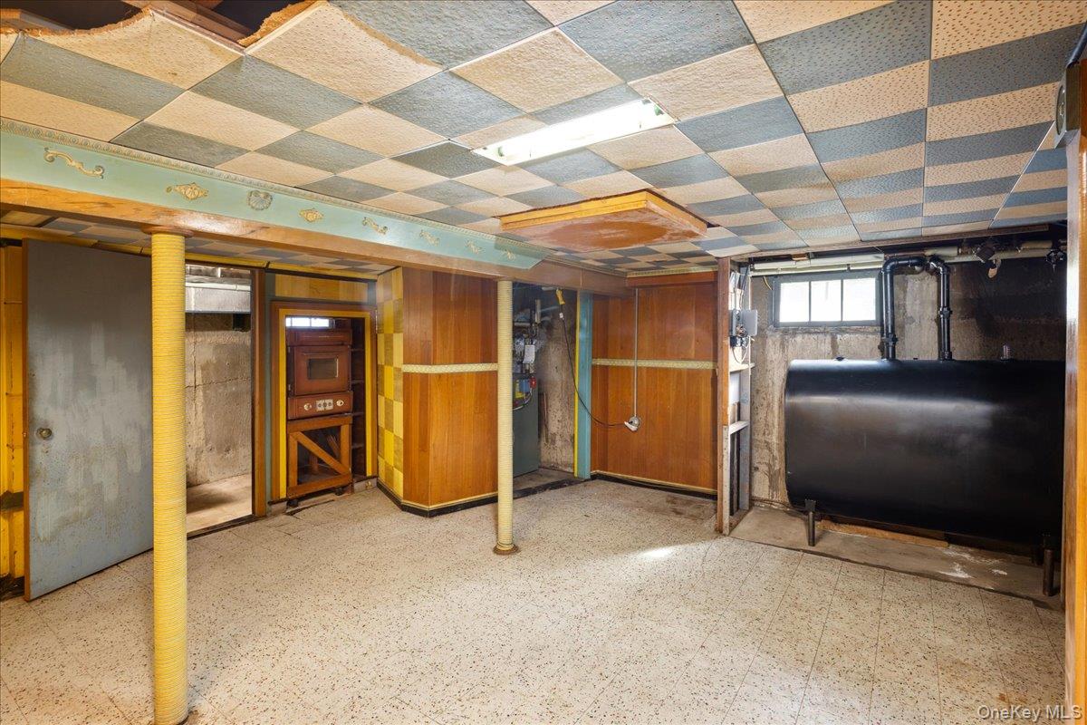 24 Roxbury Avenue Plainview, NY 11803 - Photo 23 of 36