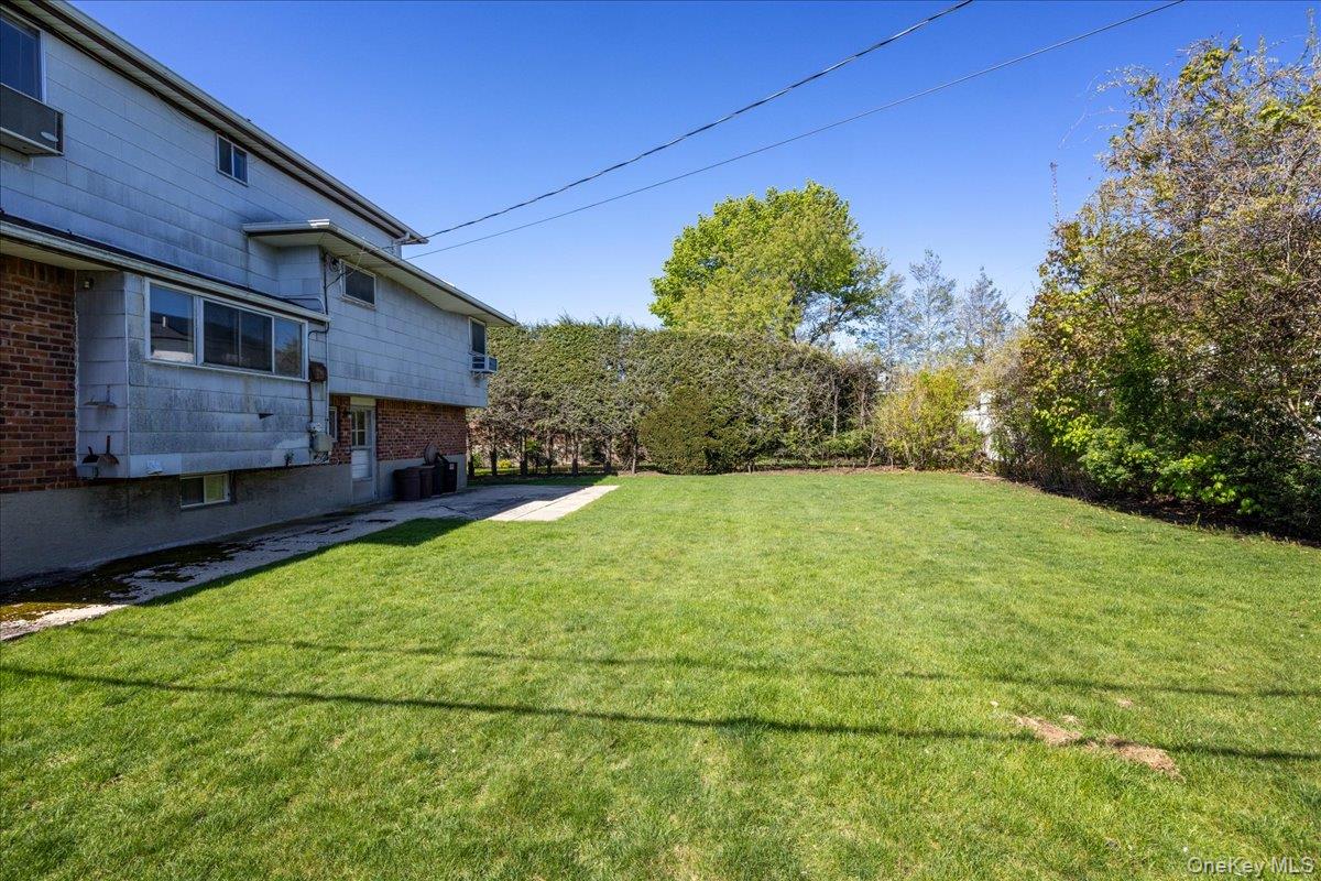 24 Roxbury Avenue Plainview, NY 11803 - Photo 25 of 36