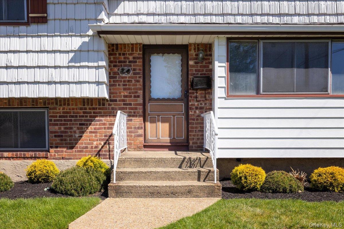 24 Roxbury Avenue Plainview, NY 11803 - Photo 3 of 36