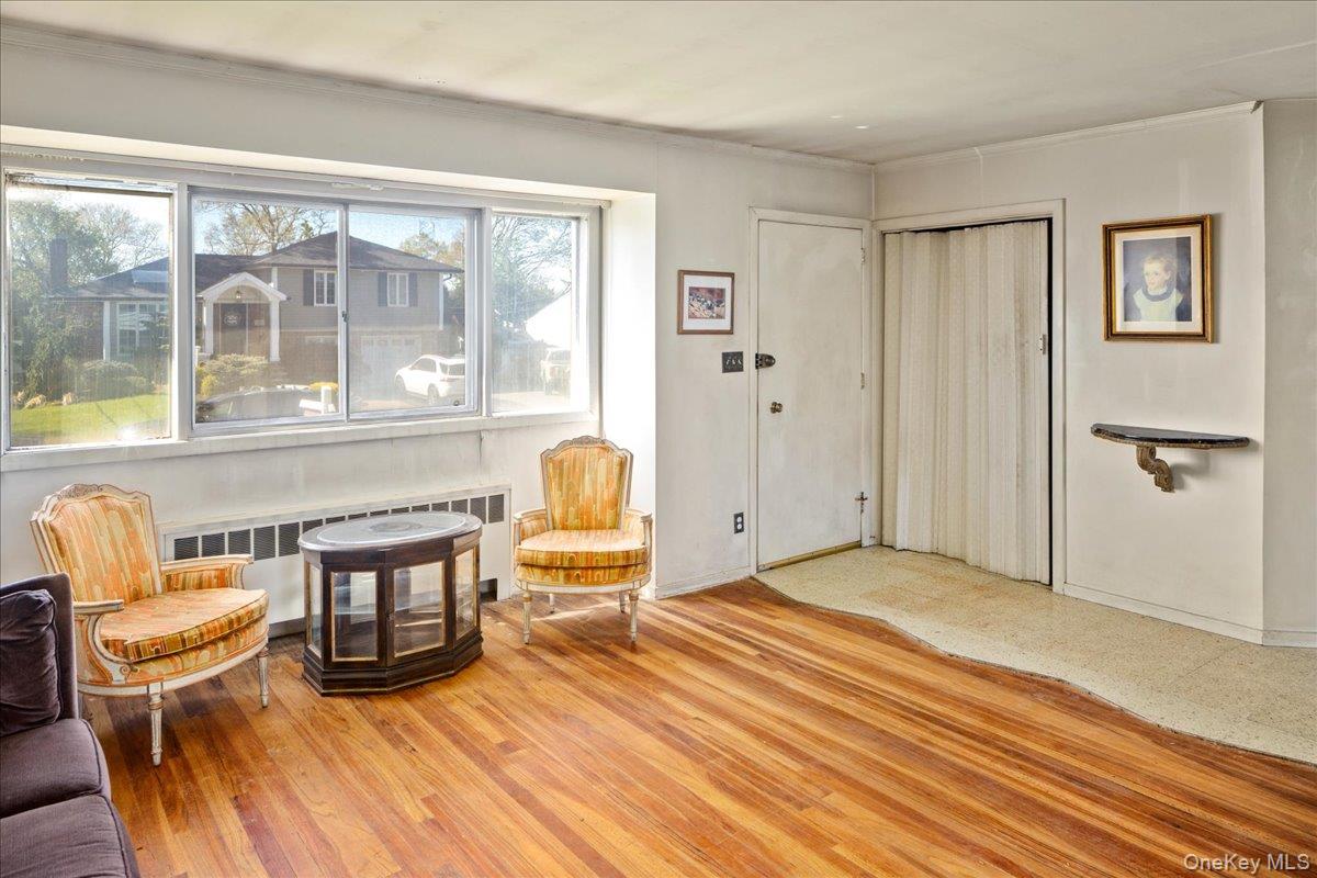 24 Roxbury Avenue Plainview, NY 11803 - Photo 4 of 36