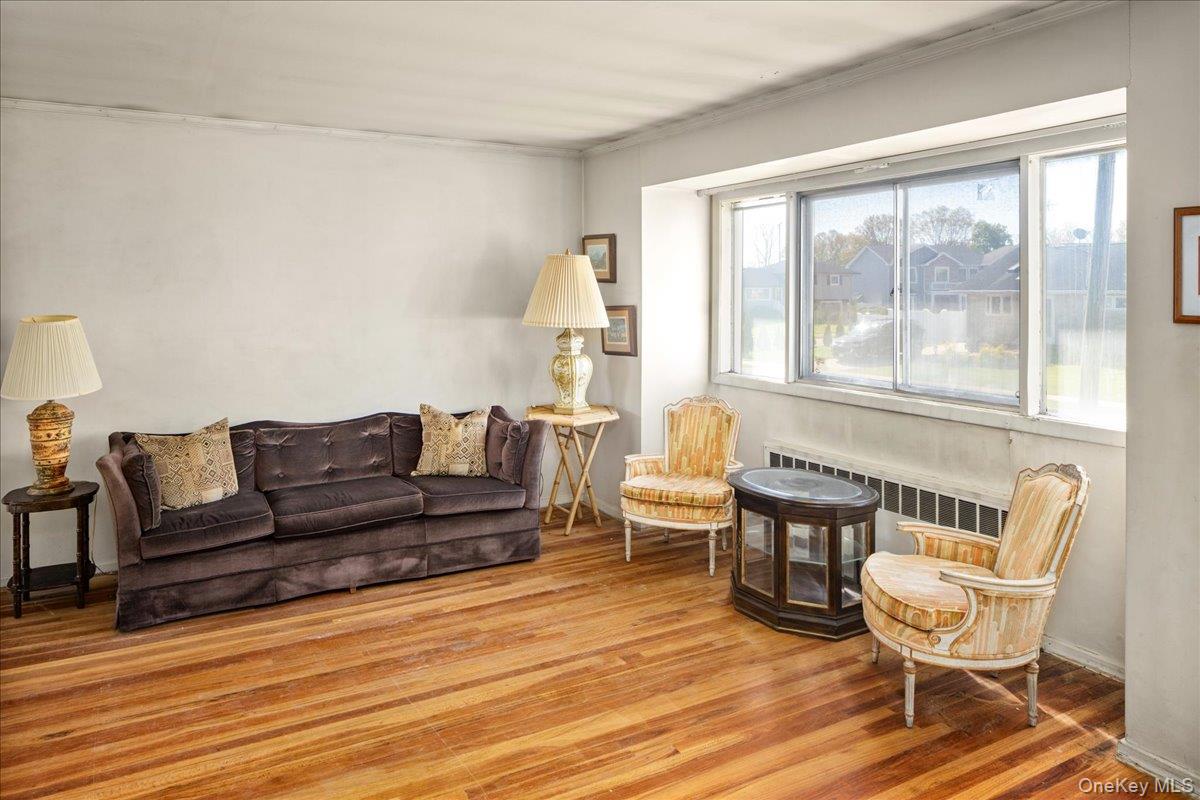 24 Roxbury Avenue Plainview, NY 11803 - Photo 5 of 36