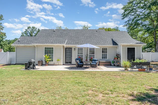 $320,000 | 501 Somerset Drive, Zebulon, NC 27597