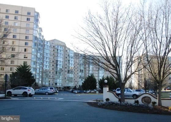 19385 Cypress Ridge Terrace, Unit 704 Leesburg, VA 20176 - Photo 3 of 13 Exterior (General)