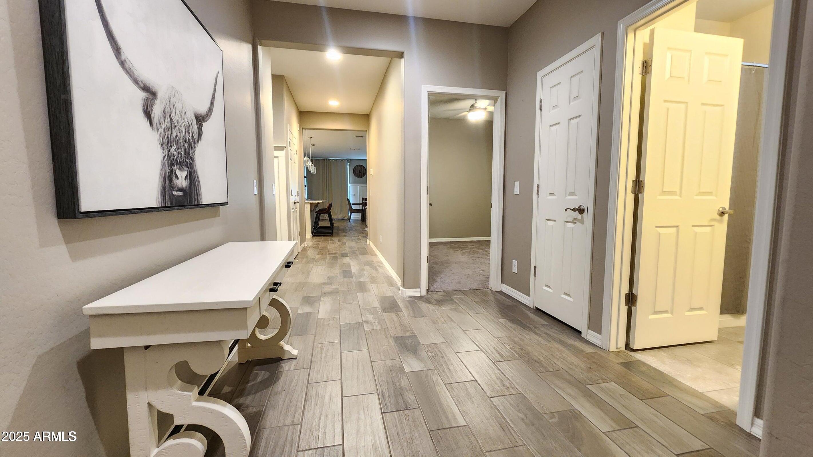 7925 South 24th Way Phoenix, AZ 85042 - Photo 2 of 19 a room with gym equipment