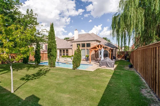 a view of a house with backyard and porch