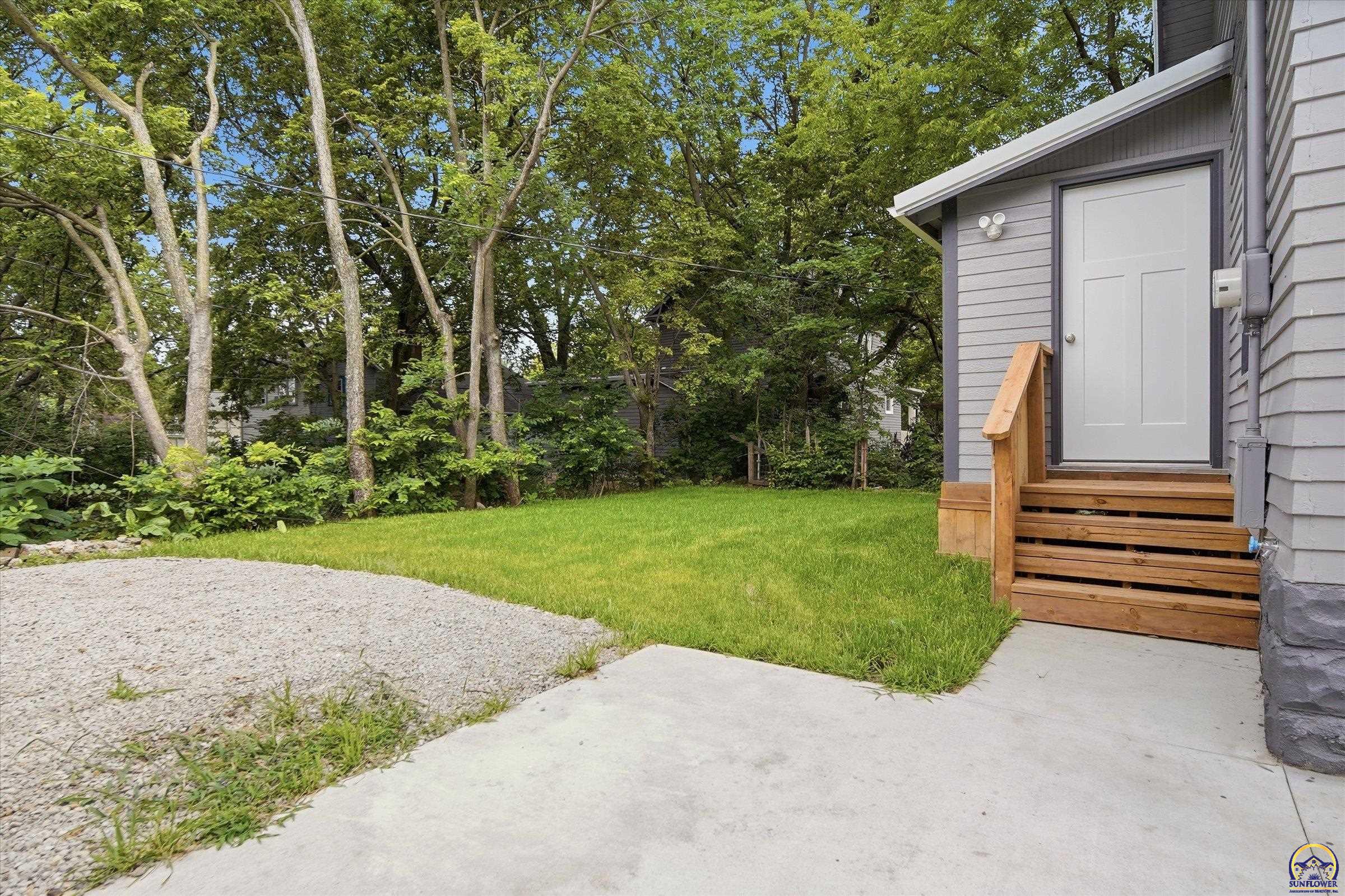 1113 Southwest Hampton Street Topeka, KS 66604 - Photo 32 of 35