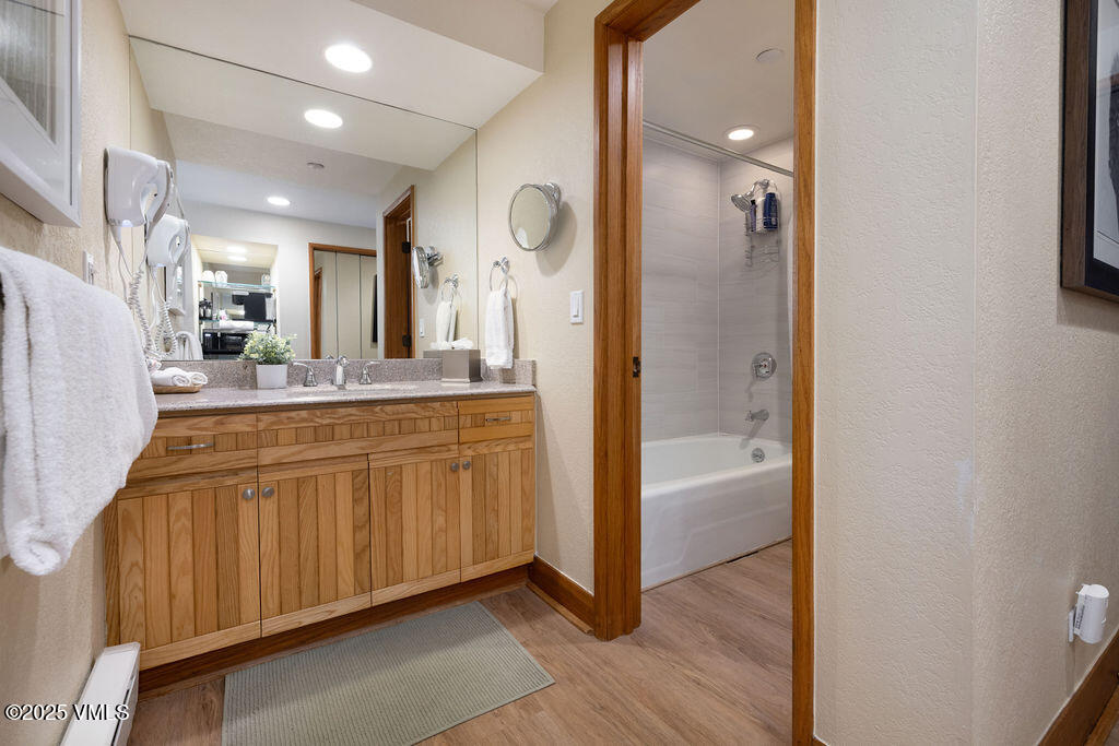 120 Offerson Road, Unit 3002 Beaver Creek, CO 81620 - Photo 9 of 26 2504_charter_3002_interior_bath02