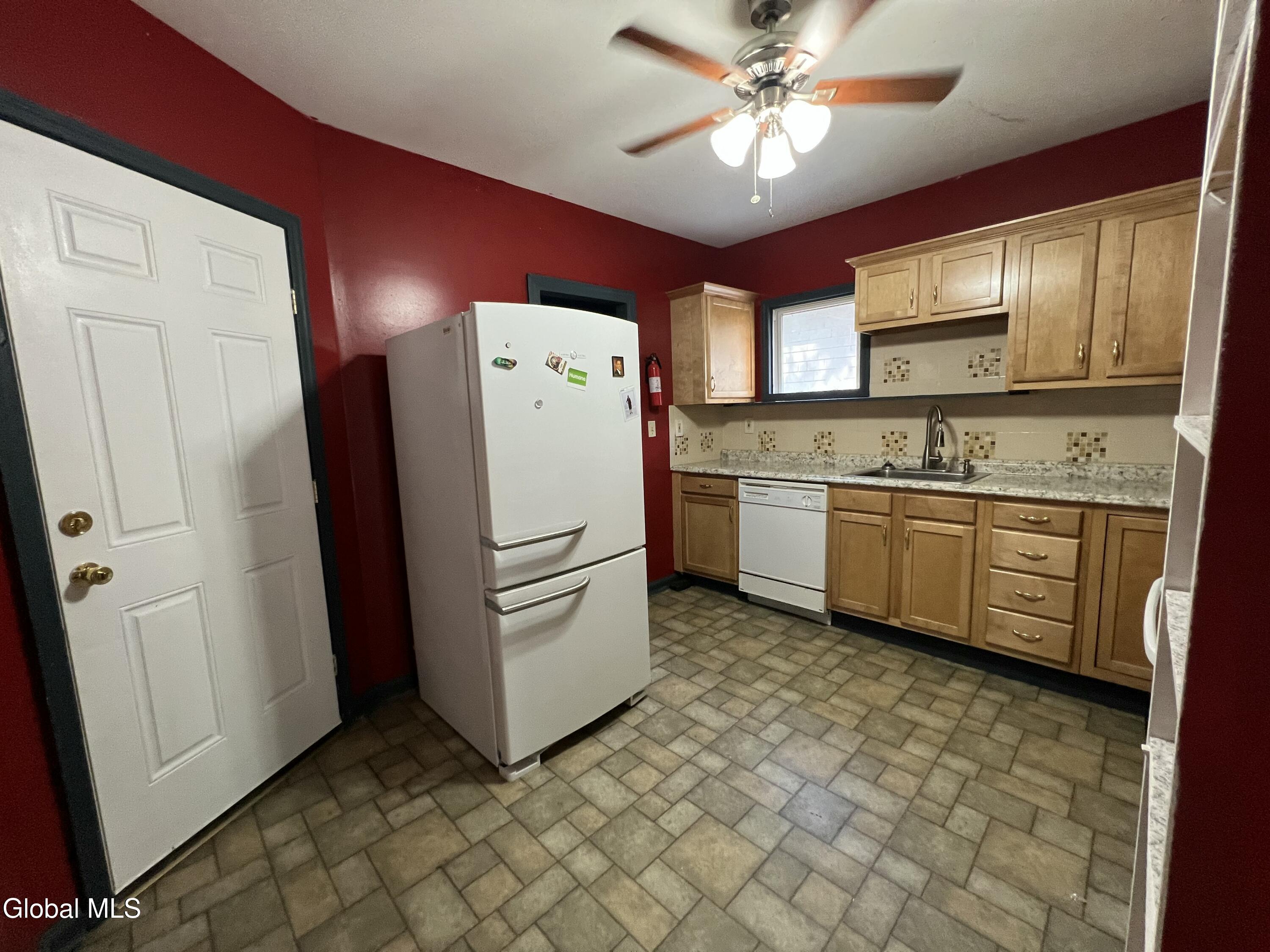 423 Division Street Schenectady, NY 12304 - Photo 11 of 16 IMG_6492