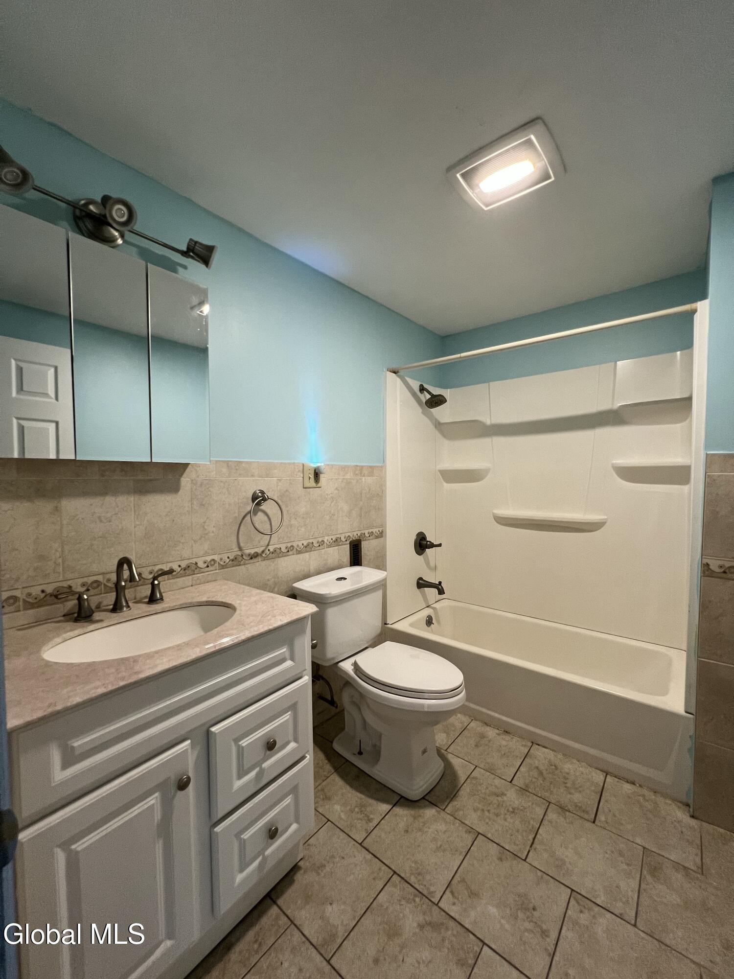 423 Division Street Schenectady, NY 12304 - Photo 14 of 16 IMG_6503