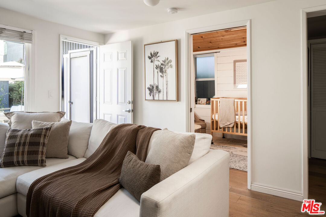 754 California Avenue Venice, CA 90291 - Photo 15 of 34 a bedroom with two beds and a large window