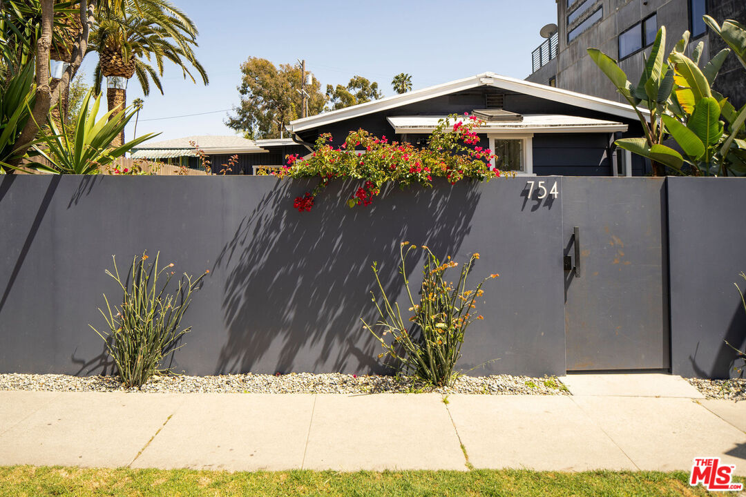 754 California Avenue Venice, CA 90291 - Photo 2 of 34 a view of a backyard