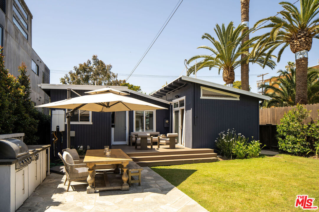 754 California Avenue Venice, CA 90291 - Photo 22 of 34 a view of a house with swimming pool and sitting area