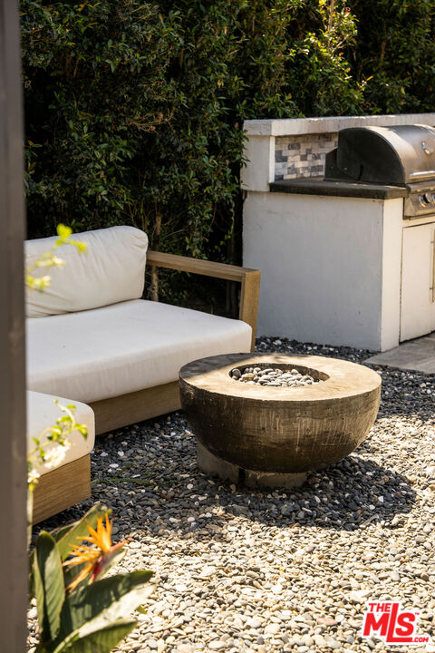 754 California Avenue Venice, CA 90291 - Photo 25 of 34 a view of outdoor space and yard