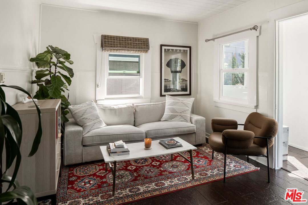 754 California Avenue Venice, CA 90291 - Photo 29 of 34 a living room with furniture rug and window