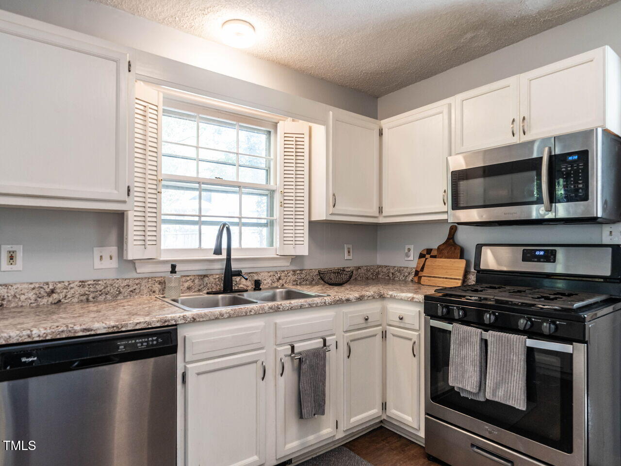 015-1280x960-kitchen