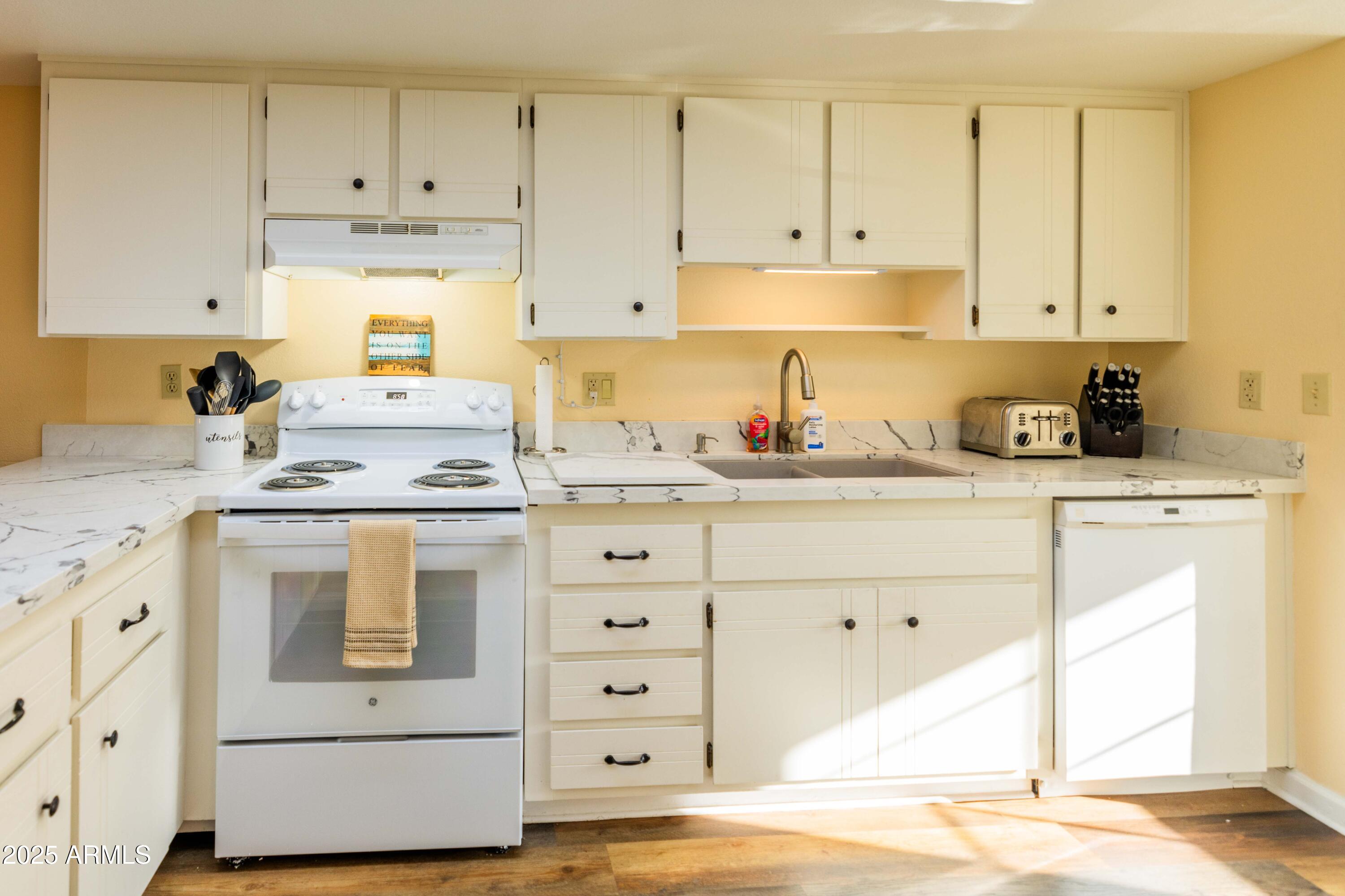 130 Castle Rock Road, Unit 100 Sedona, AZ 86351 - Photo 13 of 36 Kitchen