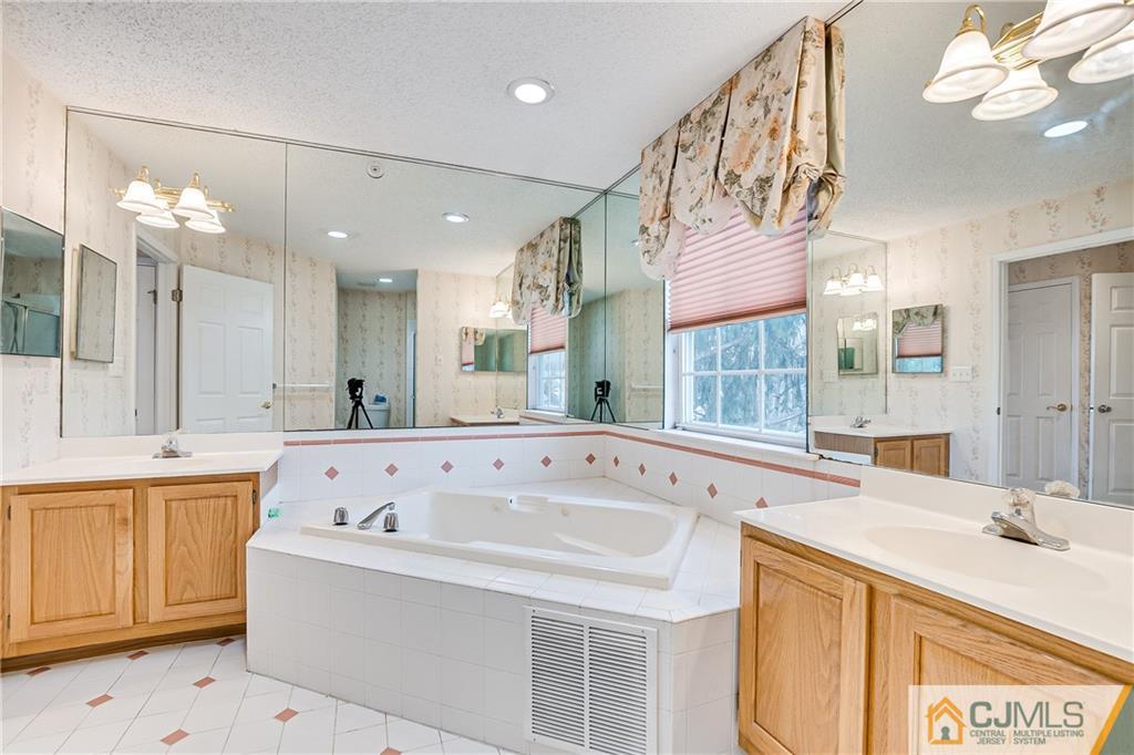 4 Prestwick Way, Unit 4 Edison, NJ 08820 - Photo 22 of 27 Gallery Image 22