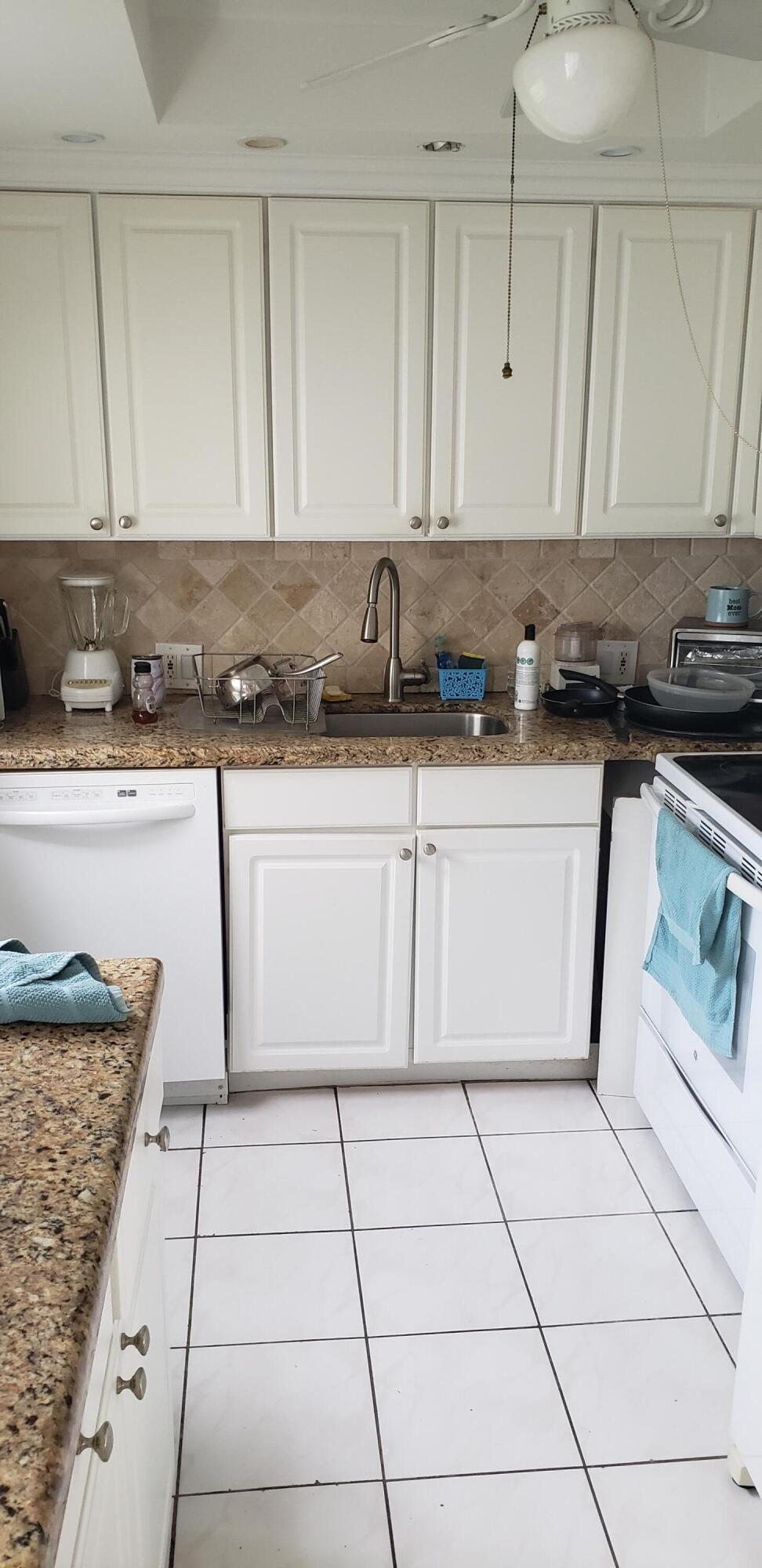 271 Fanshaw G Boca Raton, FL 33434 - Photo 5 of 16 Kitchen