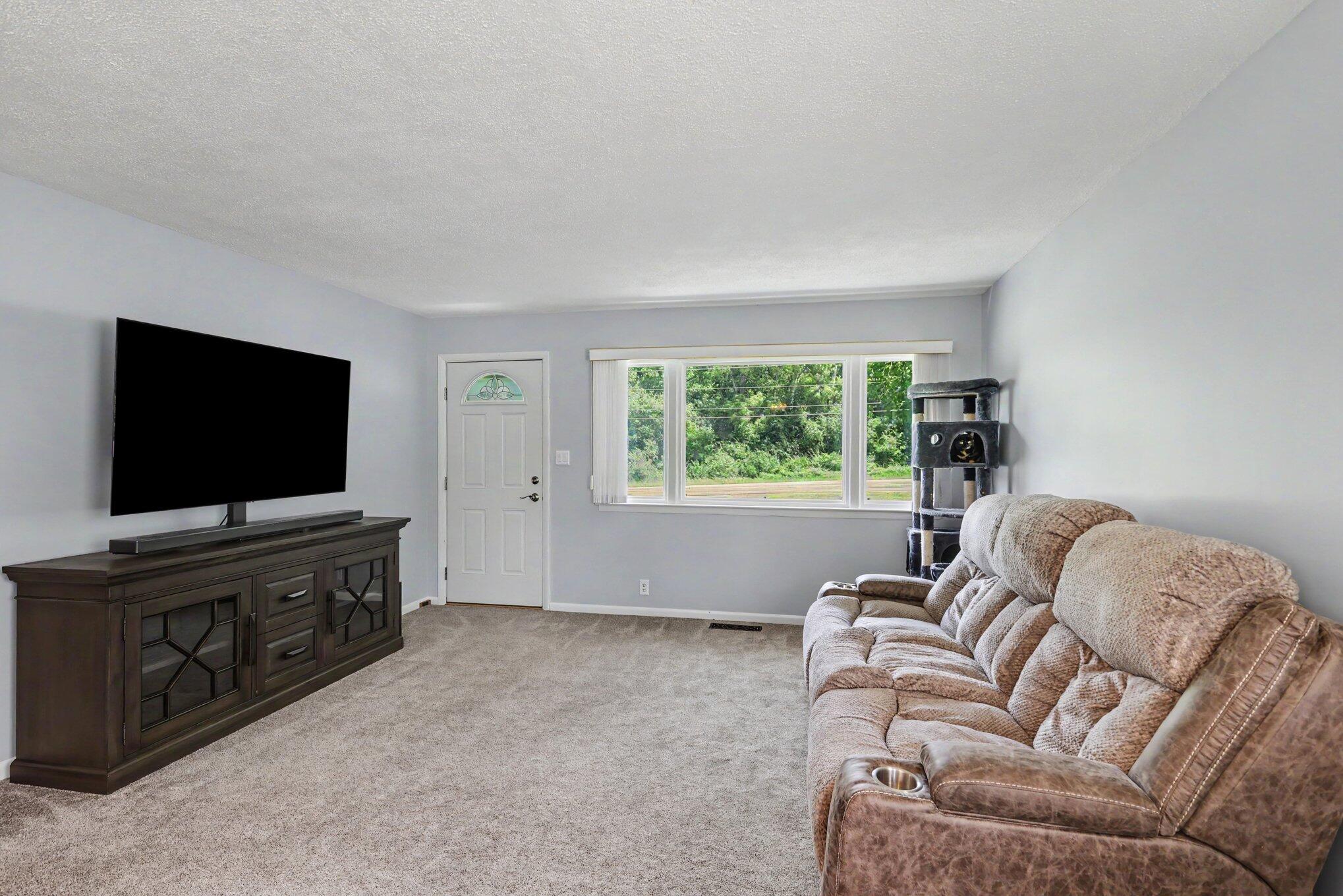 3604 Clinton Way Jackson, MI 49201 - Photo 9 of 30 004_file_7666