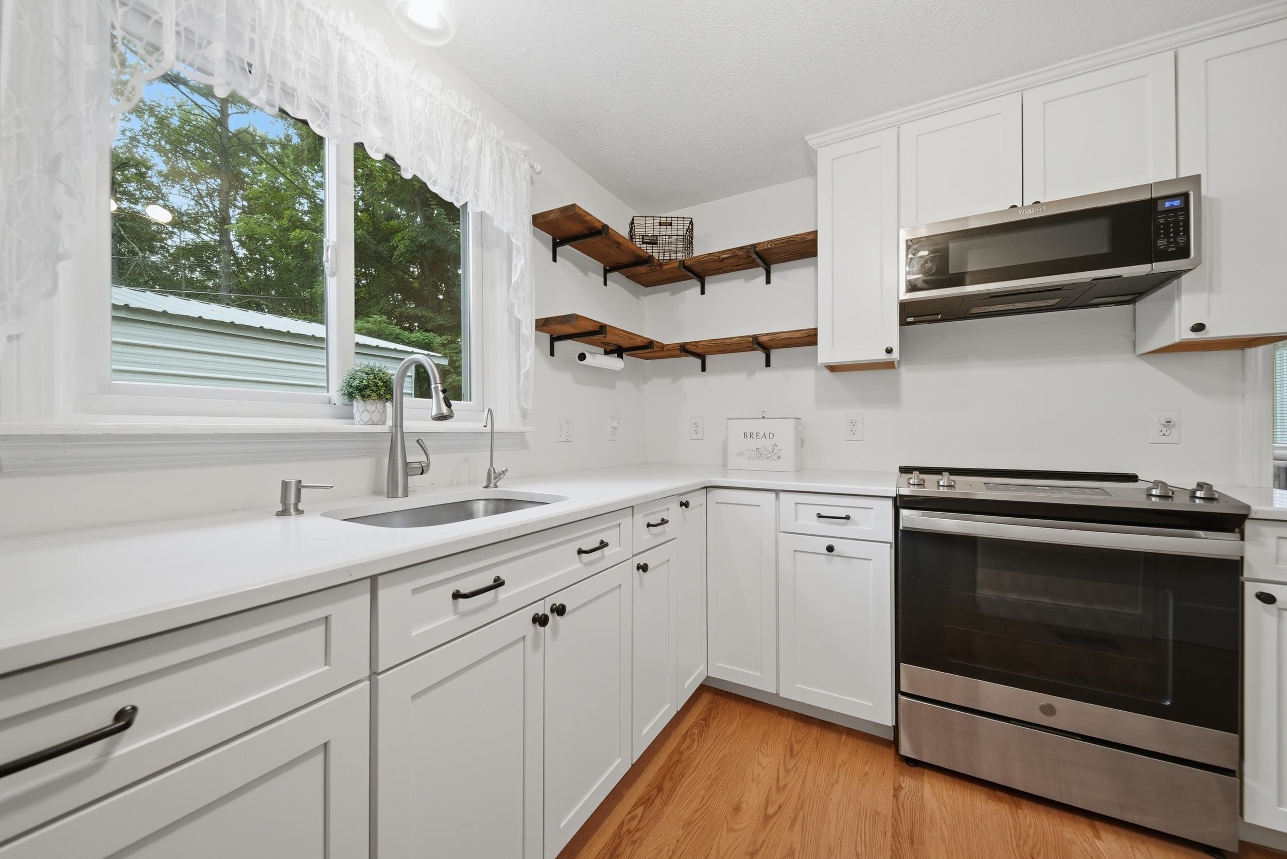 288 Island Pond Road Derry, NH 03038 - Photo 6 of 46