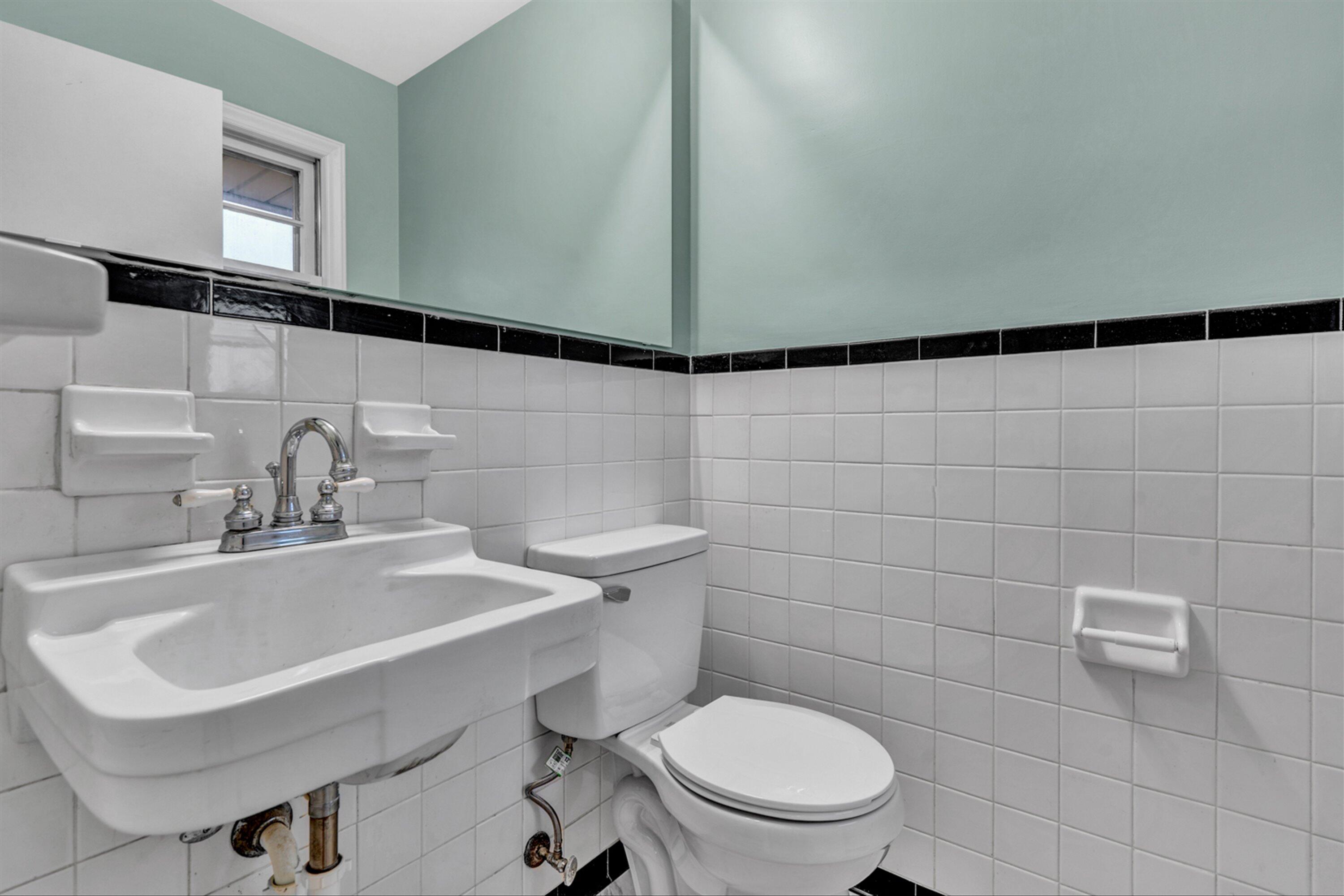 3263 Pitzer Road Roanoke, VA 24014 - Photo 9 of 20 Half Bath