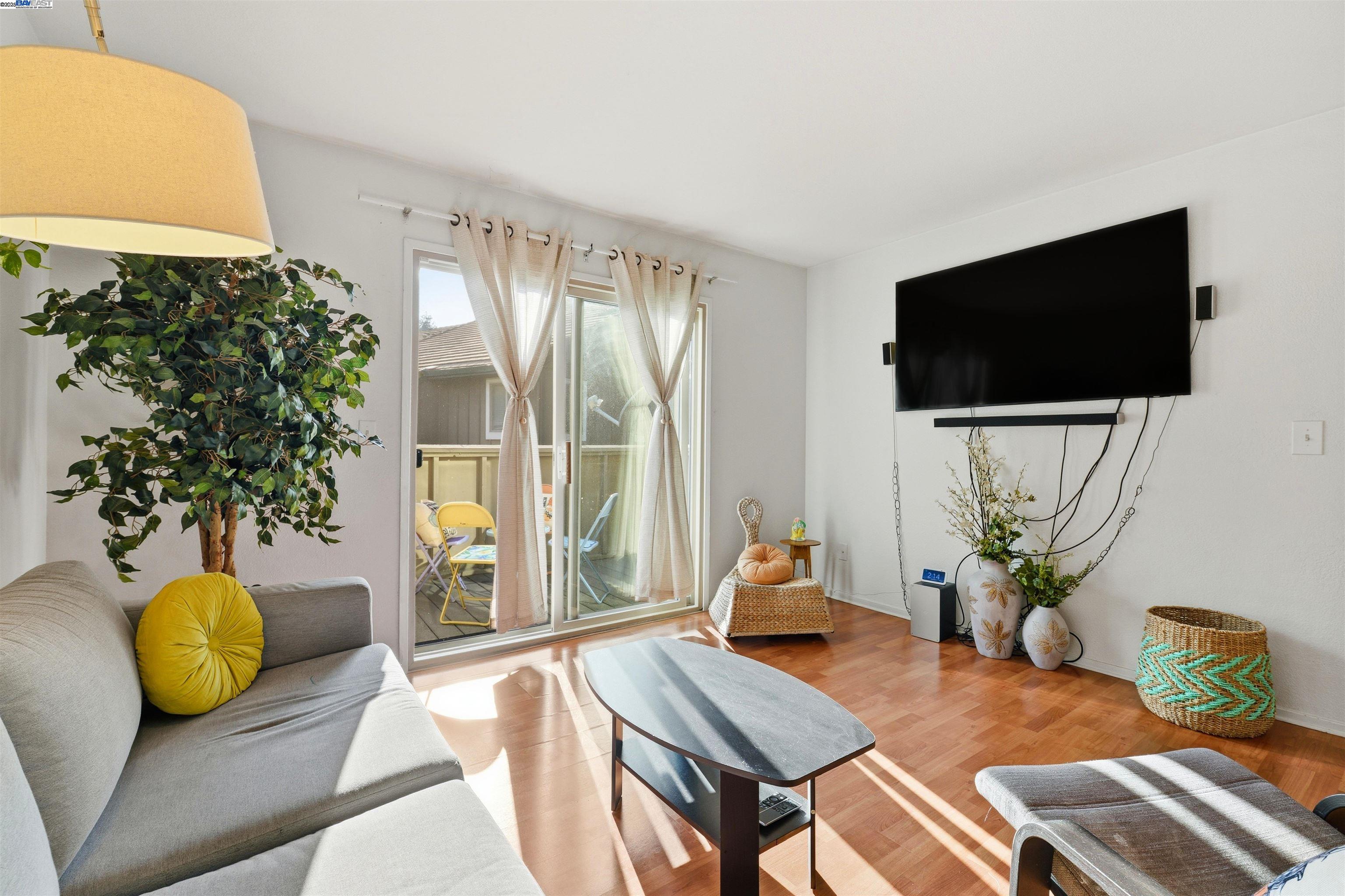2131 Lakeview Circle Pittsburg, CA 94565 - Photo 5 of 24 a living room with furniture and a flat screen tv
