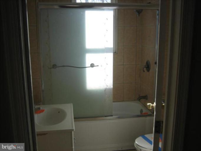 710 Roxboro Place Northwest Washington, DC 20011 - Photo 3 of 10 Bath #1
