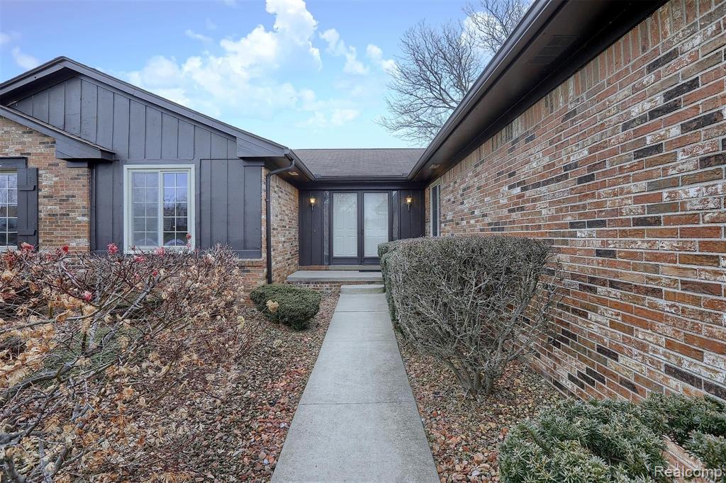 2049 Cumberland Road Rochester Hills, MI 48307 - Photo 3 of 33