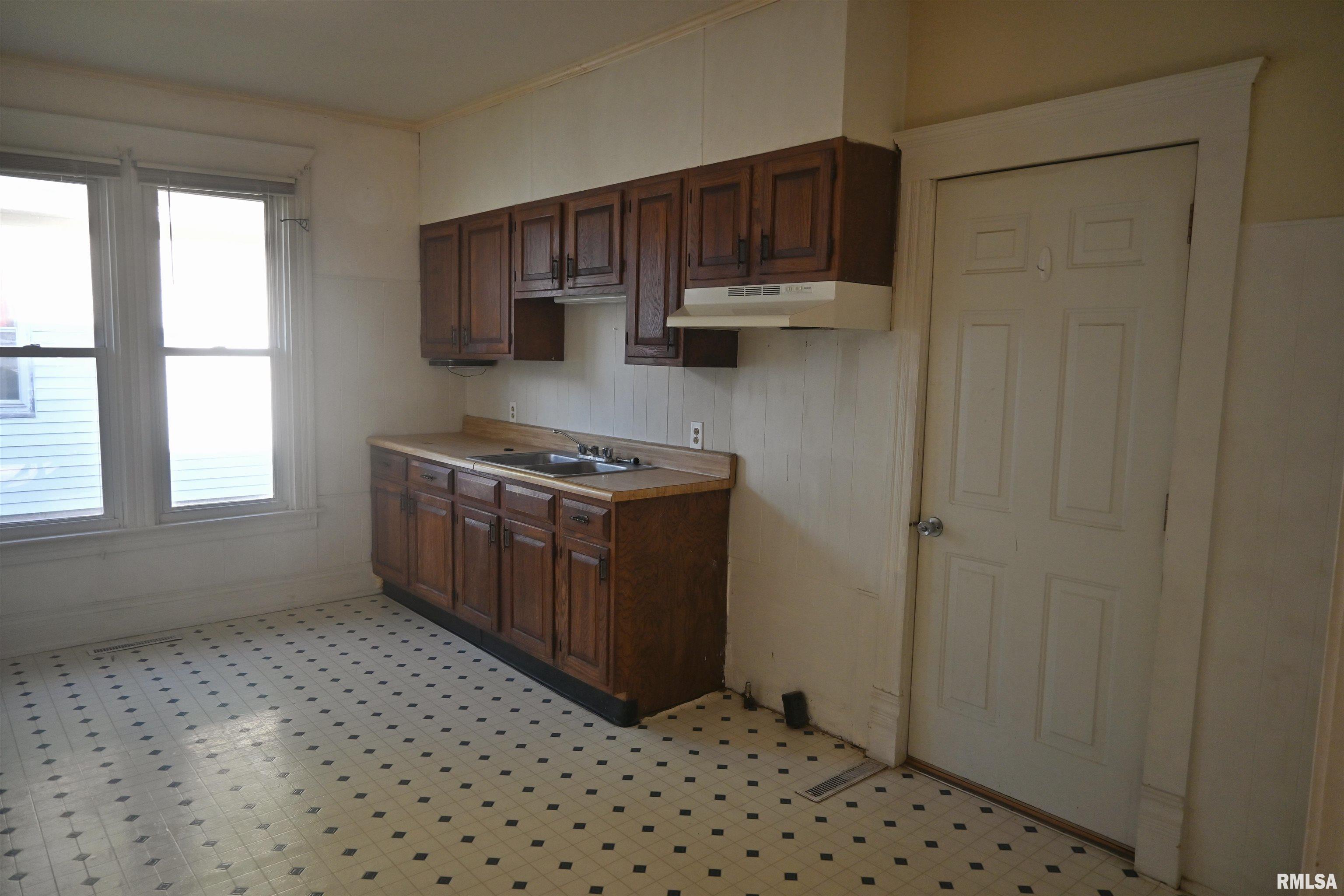 300 North Vermont Street Camp Point, IL 62320 - Photo 3 of 5 Gallery Image 3