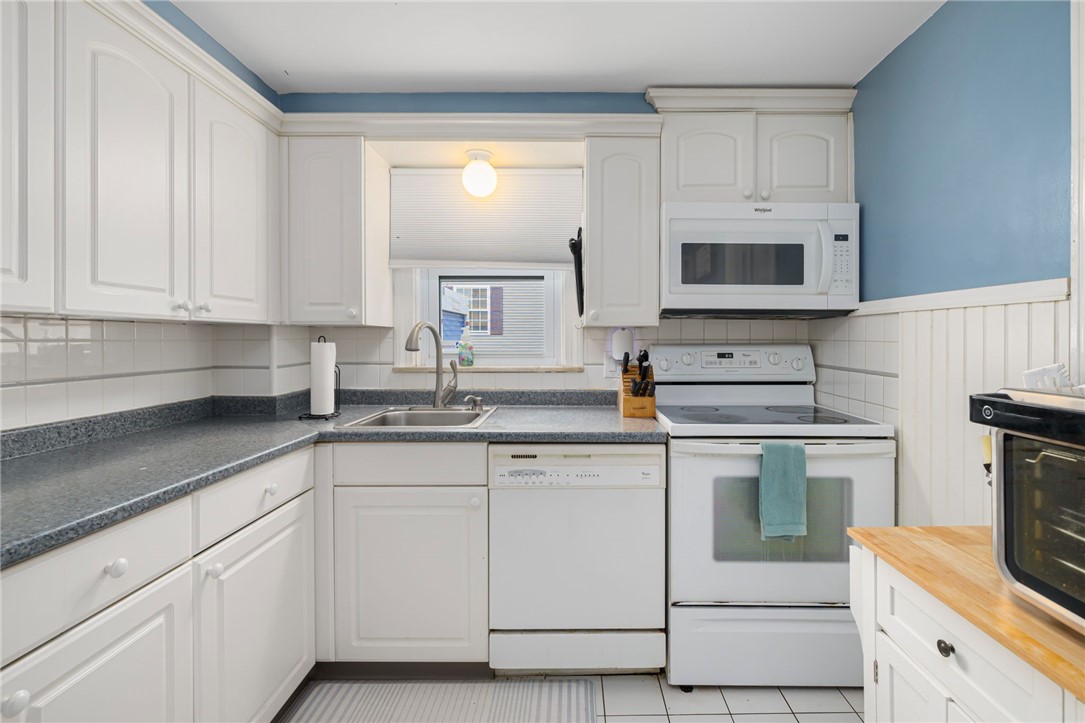 11 Doane Street Cranston, RI 02910 - Photo 12 of 38