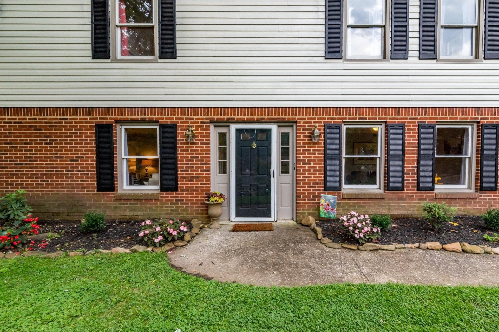 6053 Burnham Road Roanoke, VA 24018 - Photo 3 of 44 002-284671-02-6053 Burnham Dr-0131_67886