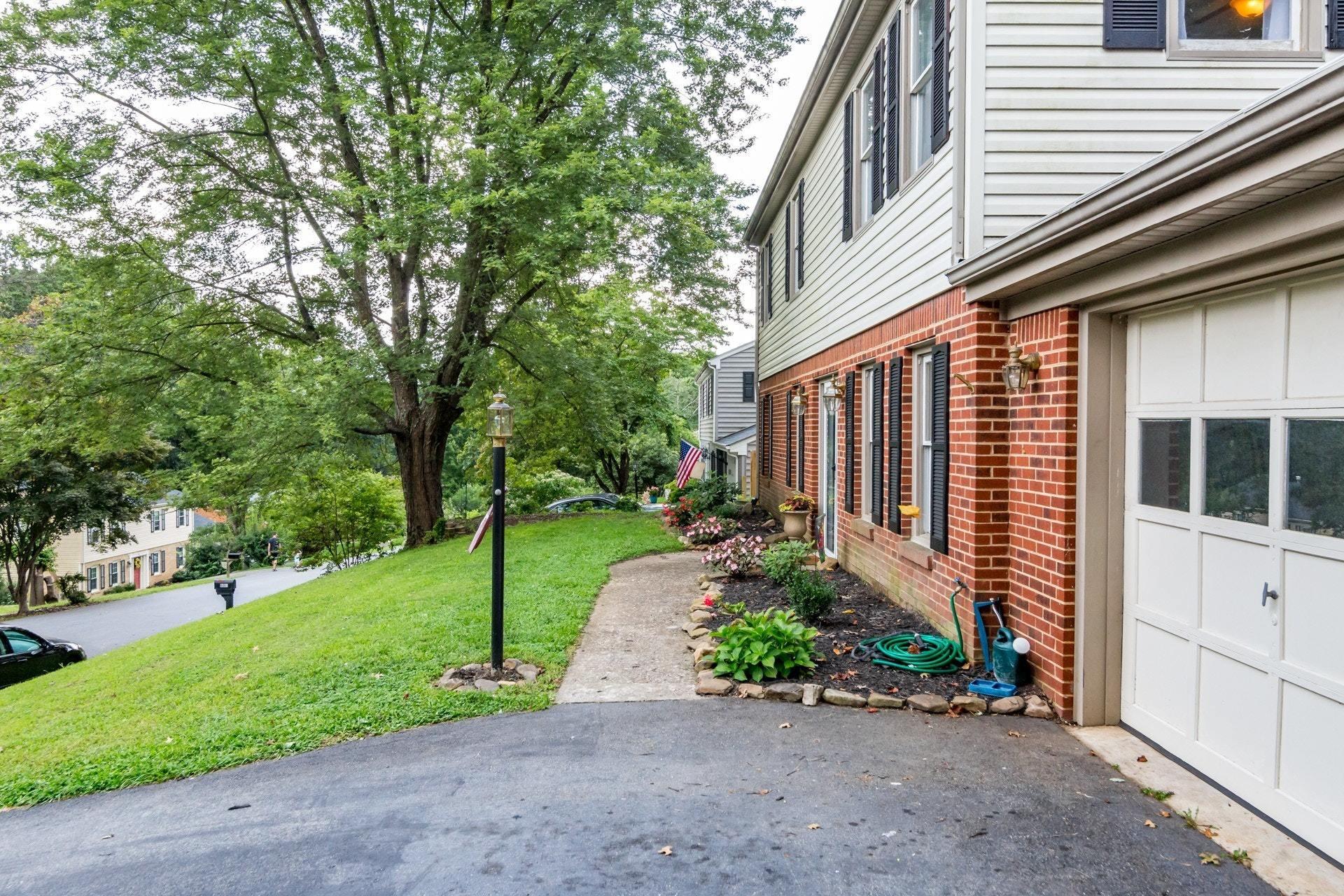 6053 Burnham Road Roanoke, VA 24018 - Photo 4 of 44 003-284671-03-6053 Burnham Dr-0128_67886