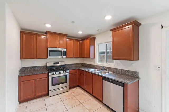 $329,000 | 522 Barbara Avenue, Sanger, CA 93657