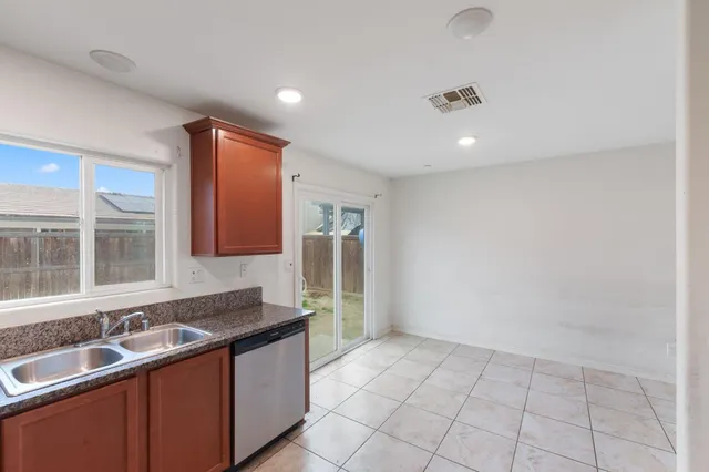 $329,000 | 522 Barbara Avenue, Sanger, CA 93657