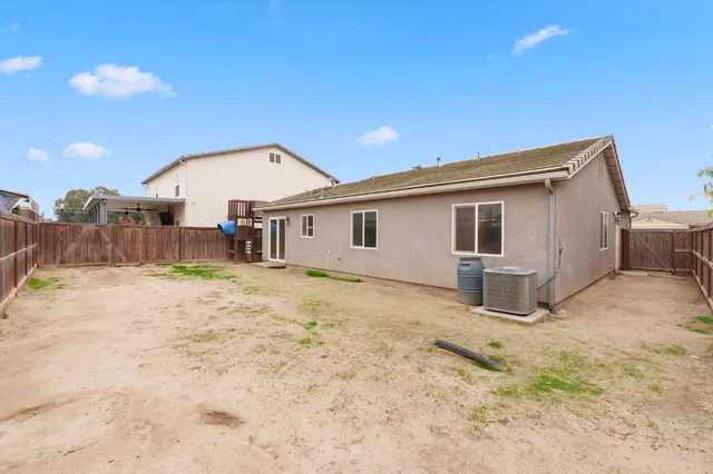 $329,000 | 522 Barbara Avenue, Sanger, CA 93657