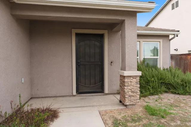 $329,000 | 522 Barbara Avenue, Sanger, CA 93657