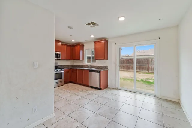 $329,000 | 522 Barbara Avenue, Sanger, CA 93657