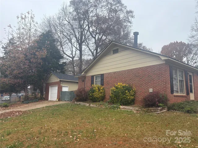 a view of a house with a yard and plants