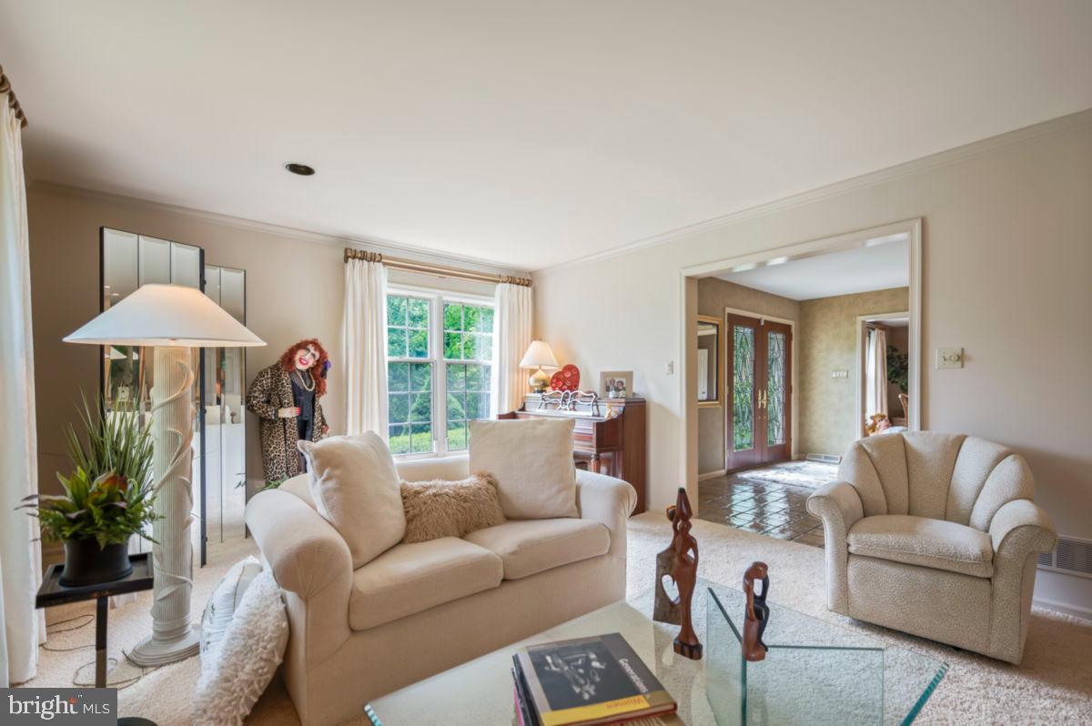 1044 Beaumont Road Berwyn, PA 19312 - Photo 5 of 36 Living Room