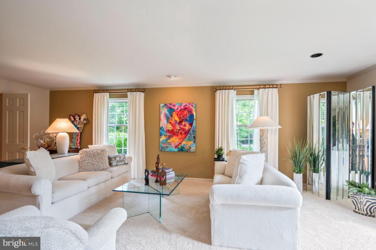 1044 Beaumont Road Berwyn, PA 19312 - Photo 6 of 36 Living Room